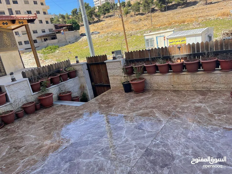 شقة أرضية مميزة للبيع السلط - الميسة قرب مدرسة  الفرسان المساحة  173 م2 غير مفروشة