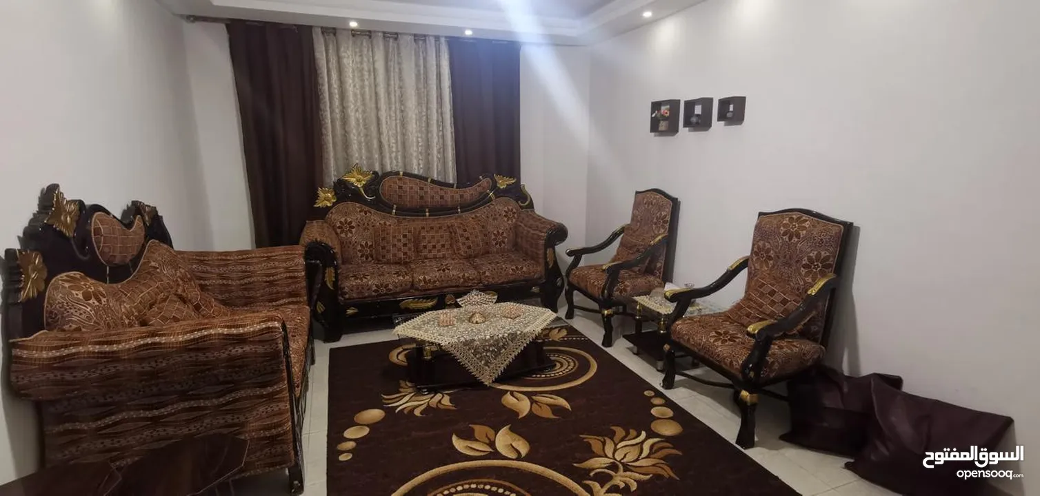 طقم كنب كلاسيك مع طاولات