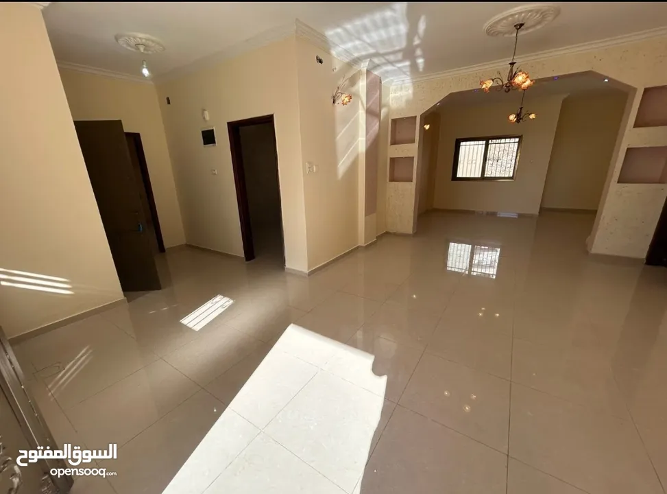 بيت في عمارة مكونة من 3 طوابق للايجار