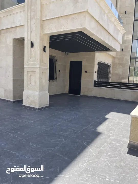 شقة شبه ارضي 240 متر مع ترس 250 متر و باربيكيو و شلال و كراج خاص في ضاحية النخيل تشطيب فندقي