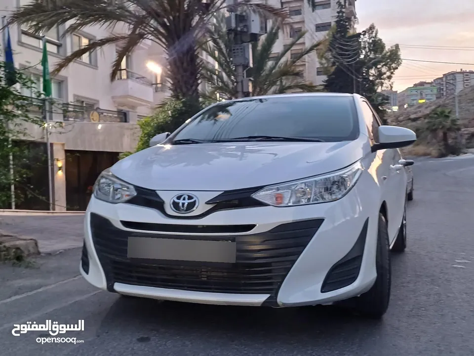 تويوتا يارس 2019   ماتور 1500cc بسعر 11500 دينار  الشكل الجديد فحص كامل 7 جيد بدون ملاحظات او قصعات
