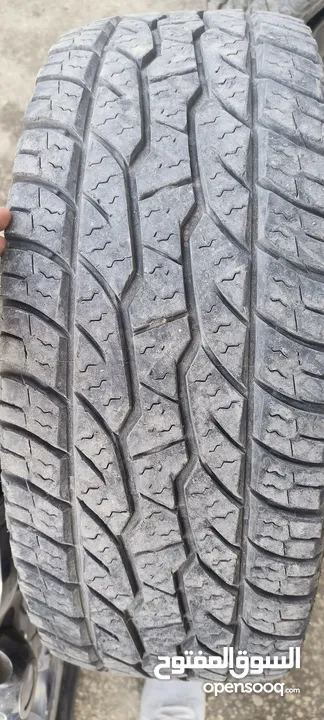 طقم كوتشوك و جنط مقاس 275/65/18 كوتشوك نص عمر نوع ماكسس AT للبيع بسعر 250 دينار
