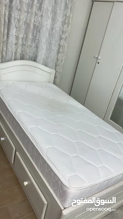 سرير مع الماترس