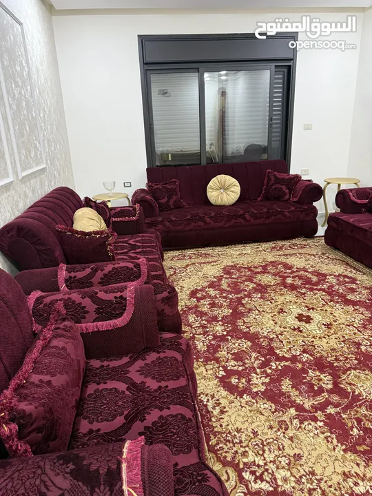 طقم كنب 9 مقاعد لون خمري مع سجادة بحالة ممتازة