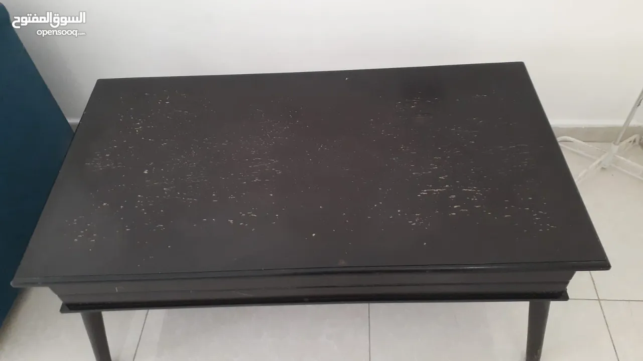 غرفة ضيوف مع 3 طاولات طقم كامل