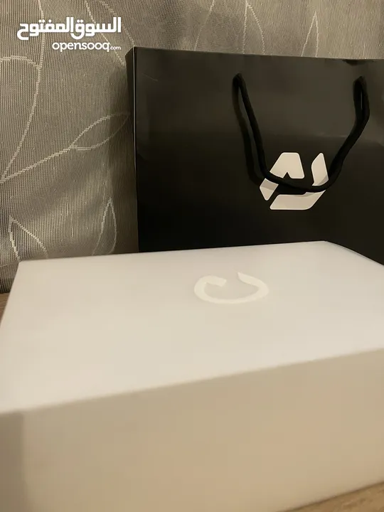 للبيع ساعة يد نون اوفيشال الفاخرة  For sale a luxurious official Noon watch. نسائية ورجالية  Unisex