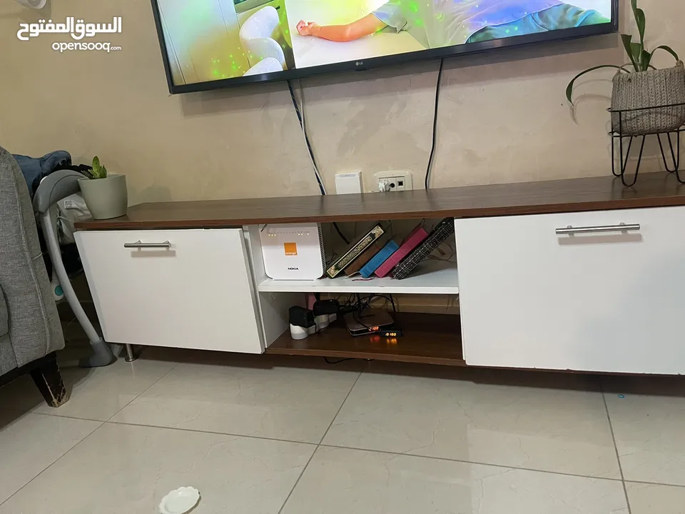 طقم كورنر حرف Lمع ثنائية 7مقاعد بحالة جيدة جدا  الدوار السابع مع خزانه التلفزيون