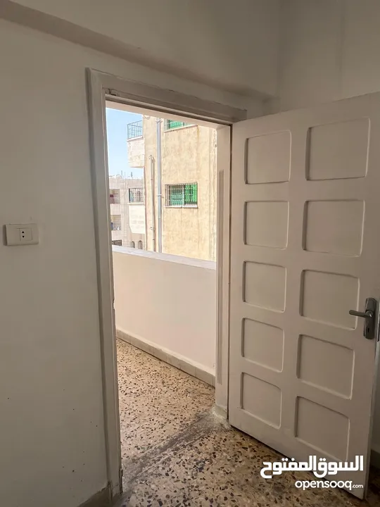 شقة فارغة للايجار قرب إشارة النسيم