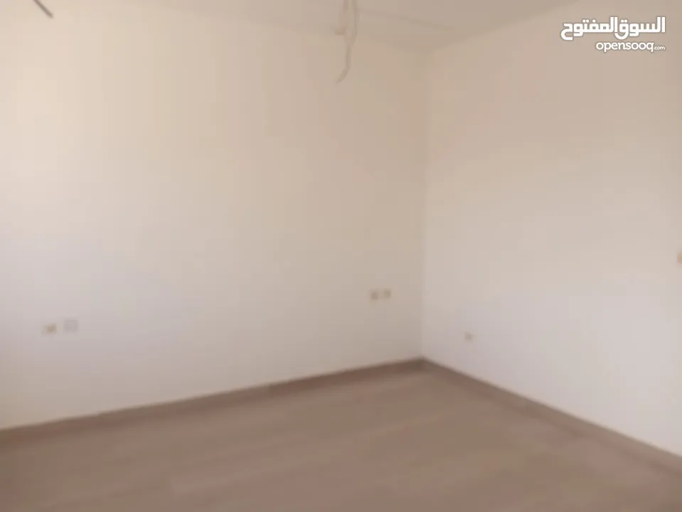 شقه اخير مع روف للبيع في عبدون - ref:14681