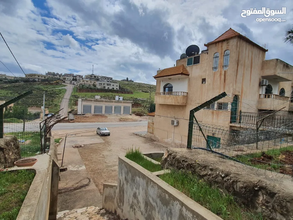 عمارة تجارية و سكنية  في جرش للبيع العمارة على شارعين    شارع رئيسي و شارع فرعي في منطقة حيوية