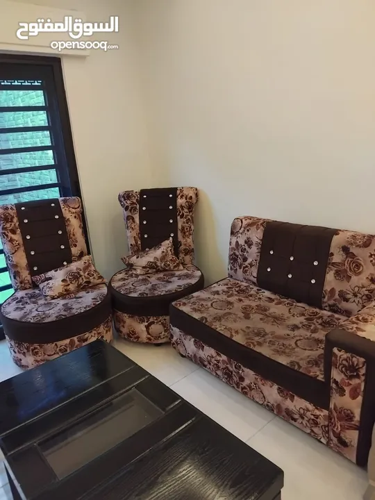 طقم كورنر بحالة ممتازة مع طاولة