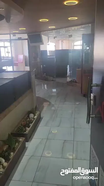 محل للايجار وسط رام الله مساحة المحل أكثر من 300 متر مفتوح ومطل من كل الجهات يصلح لعمل عدة مشاريع