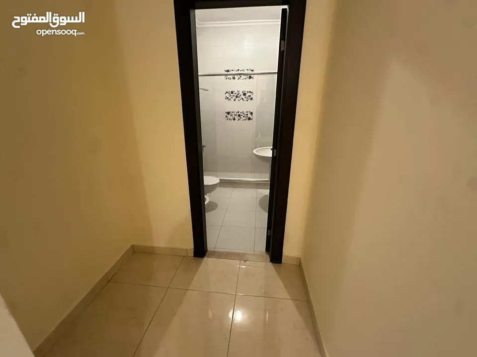شقه غير مفروشه للأيجار في طريق المطار ( Property 40590 )-174899580