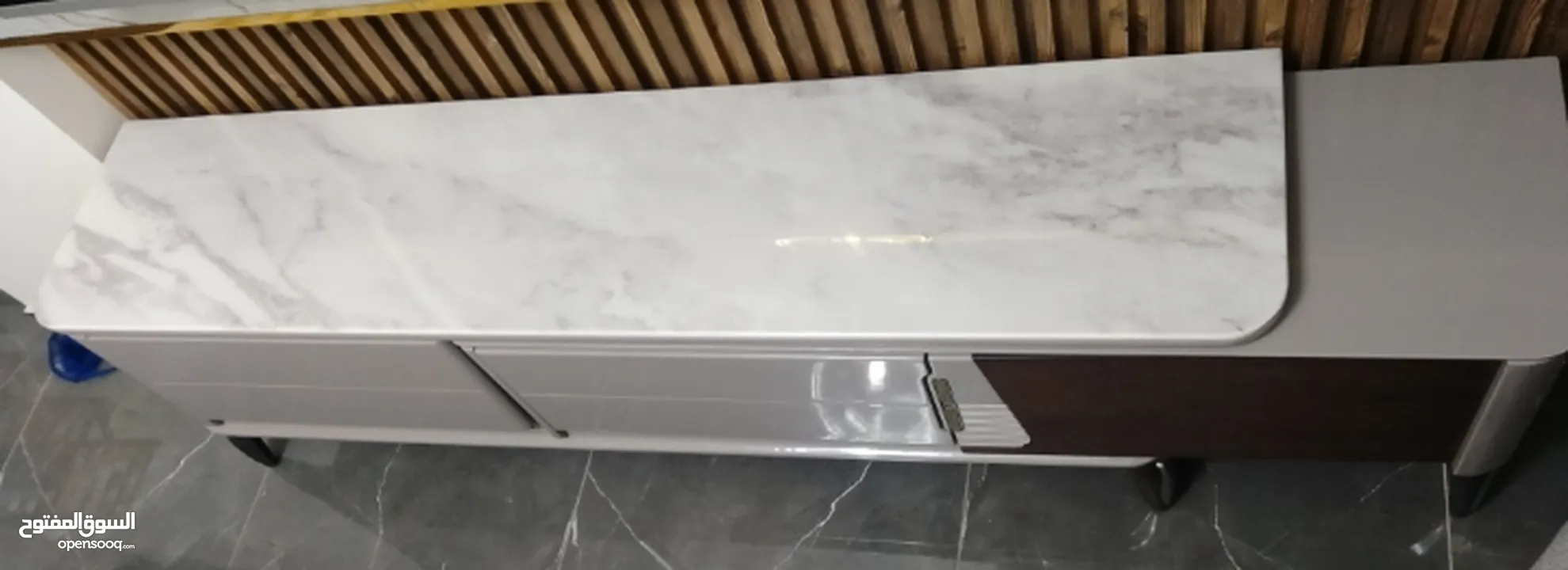 مزنون مع طاوله وسط فاخر جرانيت شبه جديد