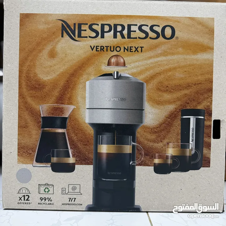 آلة NESPRESSO الايطالية لصنع القهوة مع ما يقارب 50 كبسولة للبيع مع الضمان