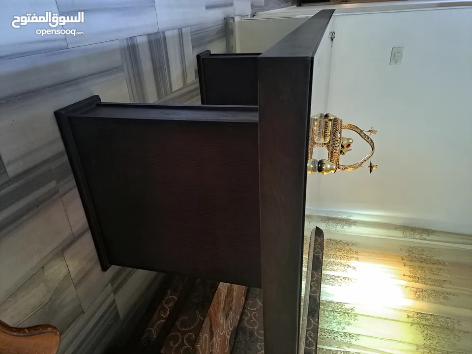 طاولة سفرة بدون كراسي عليها وجة قزاز للبيع بحالة شبة جديدة البيع الطاولة ثقيله تفصيل بسبب الرحيل