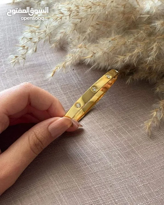 سوار ذهبي فاخر بتصميم أنيق ومميز