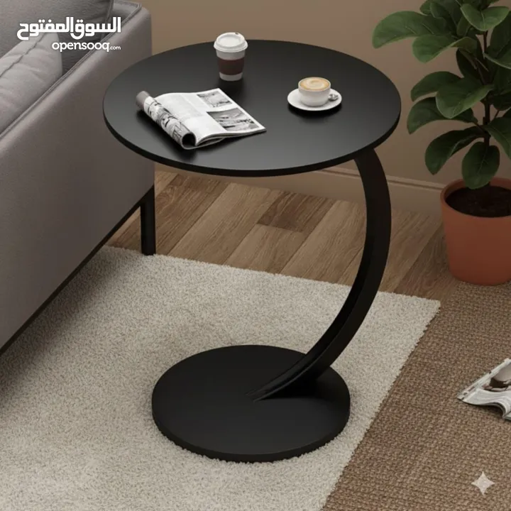 طاولة جانبية مستديرة على شكل حرف C، الحل المثالي لكل مكان! يمكن استخدامها بجانب الأريكة، كطاولة شاي
