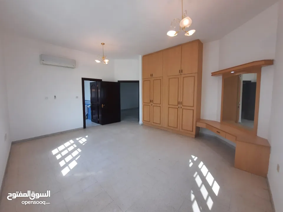 5 BR Well Maintained Villa for Sale – Shatti