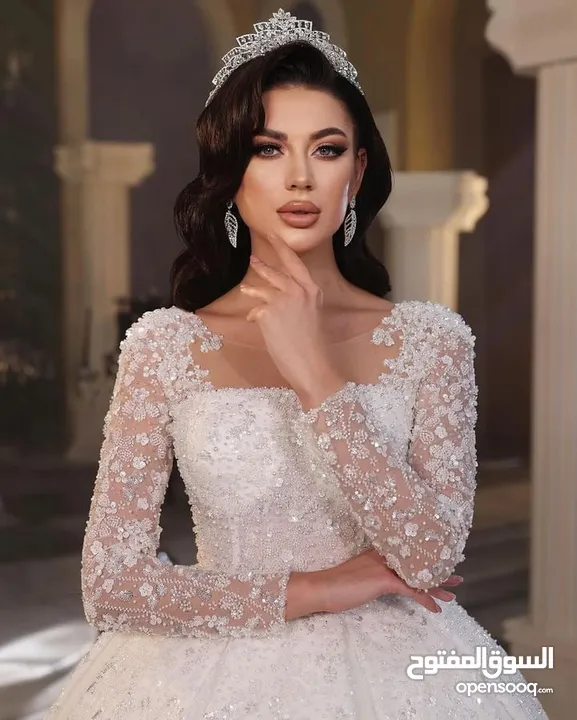 شروة مجموعة من بدل الابيض و الملون و فساتين السهرة