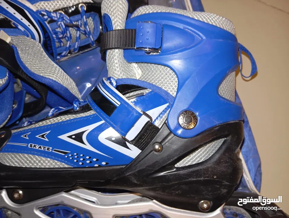 بوت عجال (سكيت - skate ) مستعمل لمده بسيطه  مع شنطة السكيت  مناسب من نمره 39 - 43 / يتوسع.
