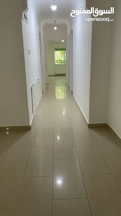 شقة للبيع  في اجمل مناطق الجبيهة قرب الجامعه الاردنيه الطابق الأول مساحة 170 متر  من المالك مباشرة