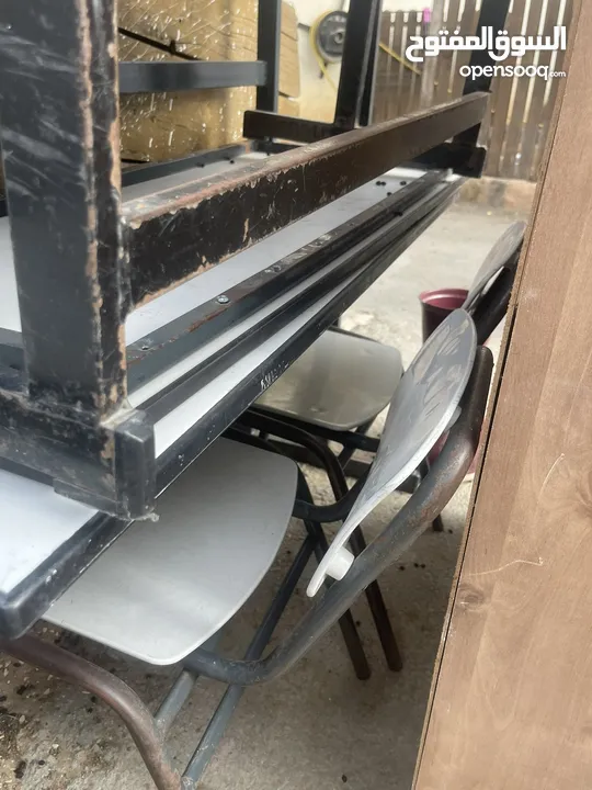 مقاعد وطاولات شبه جديد كميه كبيره