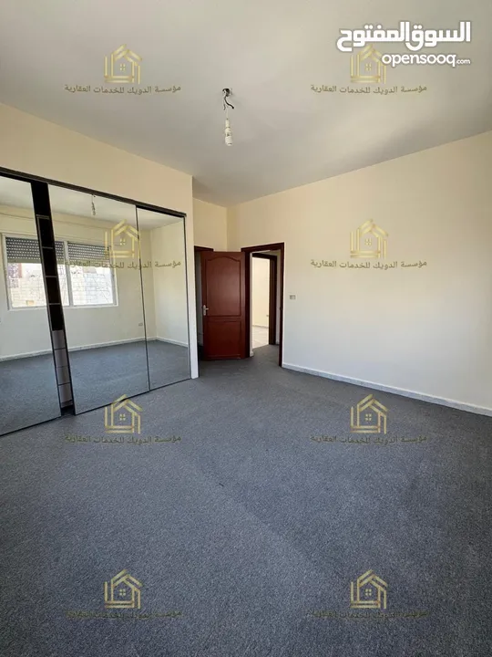 شقة طابقية - ام أذينة - 3نوم - 220م - مطلة - قريبة من الخدمات العامة