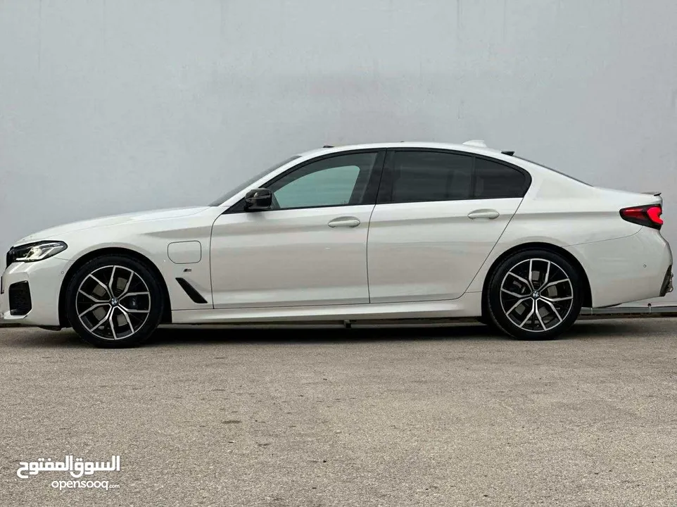 bmw 530e 2022 kit M plug in hybrid كاملة الاضافات بسعر مغري والدفع كاش فقط