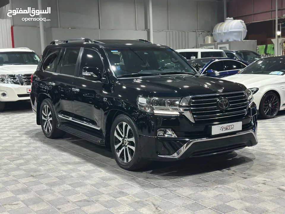 Land Cruiser VXS Black Edition