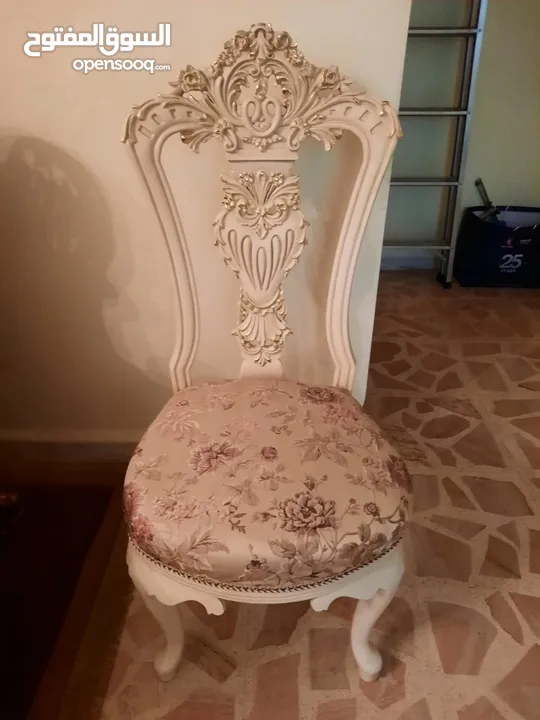 طاولة سفرة وفضية مصري حفر من الطراز الرفيع .   كراسي خشب زان عدد ( 8 ) .   فضية بتطريزة فاخرة
