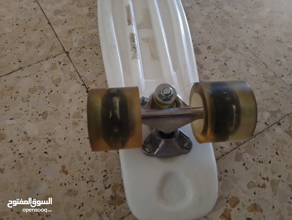 سكيت عجلات عضم للبيع لون ازرق في حالة الجديد
