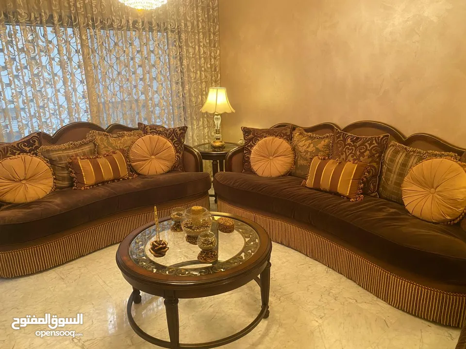 للبيع: طقم كنب صالون فاخر بمواصفات راقية وجودة عالية