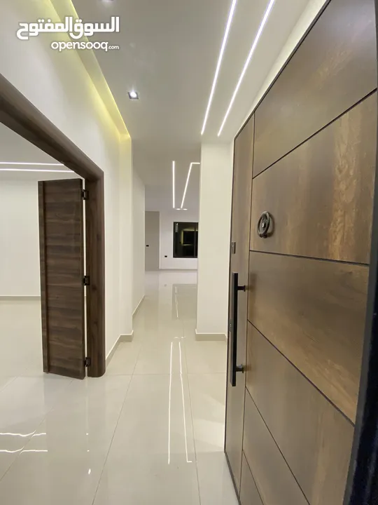 شقق فاخرة 240 متر و 200 متر 4 نوم و 3 نوم بتشطيب فاخر وبسعر مميز في أجمل مناطق طريق المطار البنيات