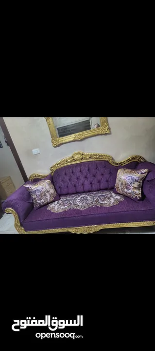 كنابايه ثلاثيه مع طاوله ملبس ورق ذهب استعمال بسيط للبيع ولي ناوي ما بنقصر
