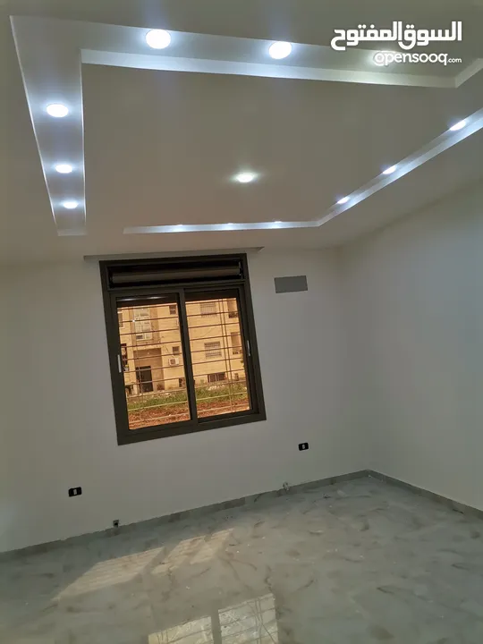 شقه طابق ارضي مدخل خاص وكراج خاص وساحه للبيع على شارع البترا شرق اربد مول قراند وكازيه الرجوب