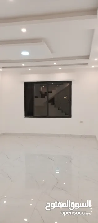 شقة دوبلكس مع روف 250م للبيع في مرج الحمام الجلهاء قرب دوار البكري شارع الشجر