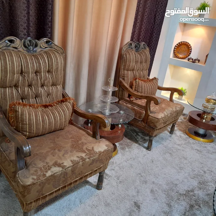 كنب بحال الجديد للبيع المستعجل بداعي السفر لون عسلي تفصيل وليس تجاري
