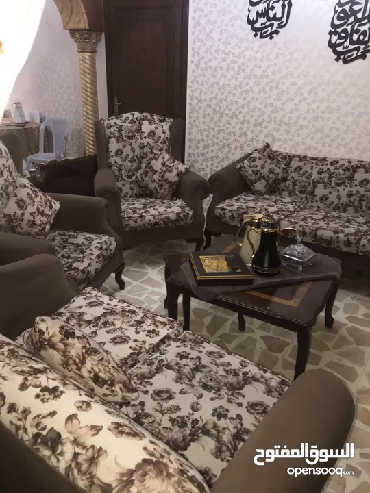 طقم كنب 7 مقاعد مع   للبيع