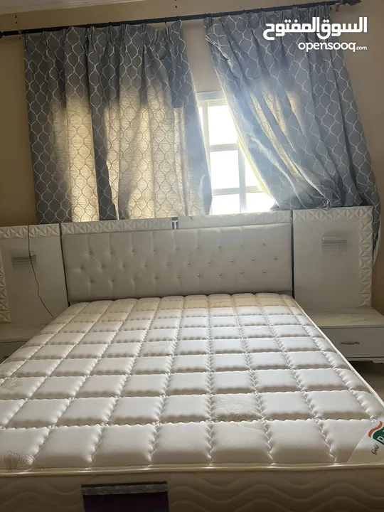 سرير مع فرش طبي وعدد 2 كومودينو وتسريحه بحاله ممتازه للبيع