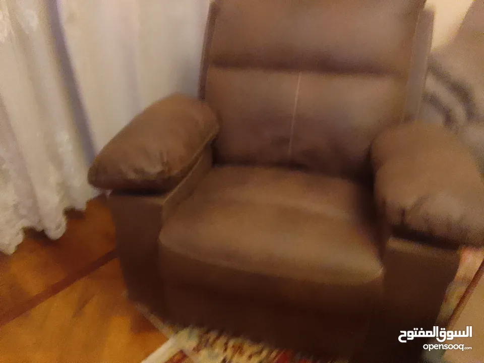 لسرعة البيع لدواعي السفر Lazy boy recliner بحالة جديدة جدا