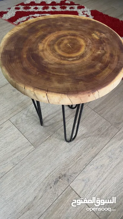 طاولة دائرية ( من خشب شجرة الشريش ) اللون فالحقيقة اقوى / يمكن استعمالها للزينه او للاغراض الشخصية