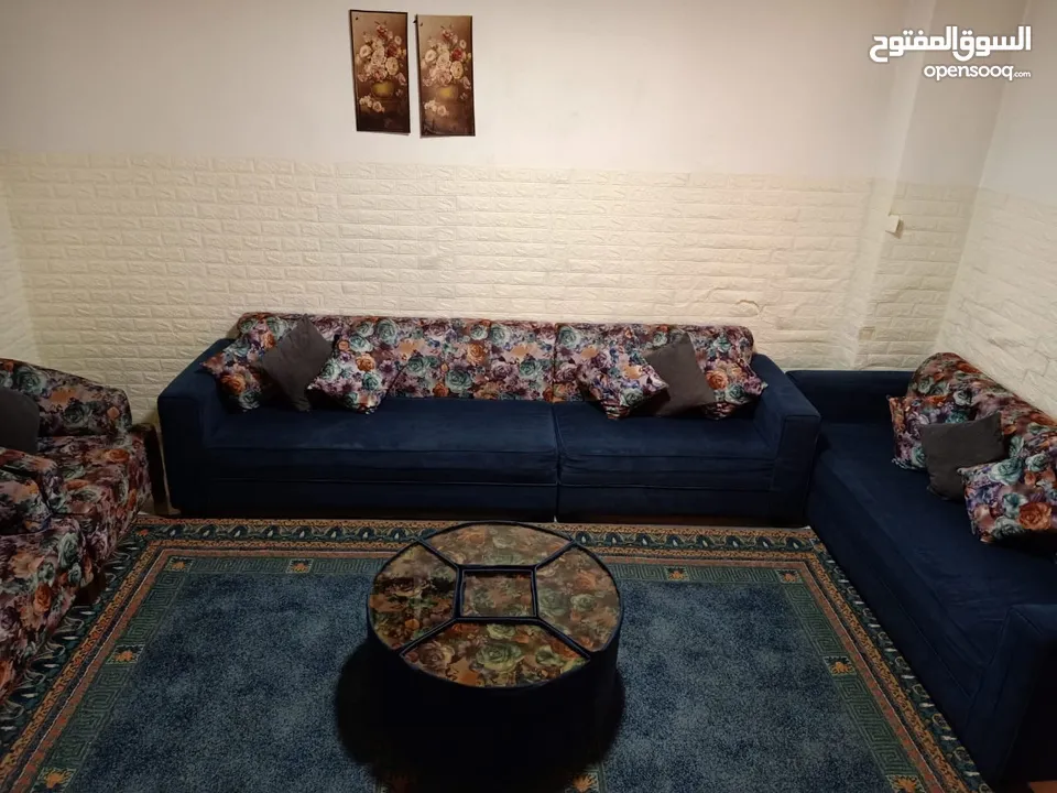 غرفة جلوس مع مقعدين مفرد
