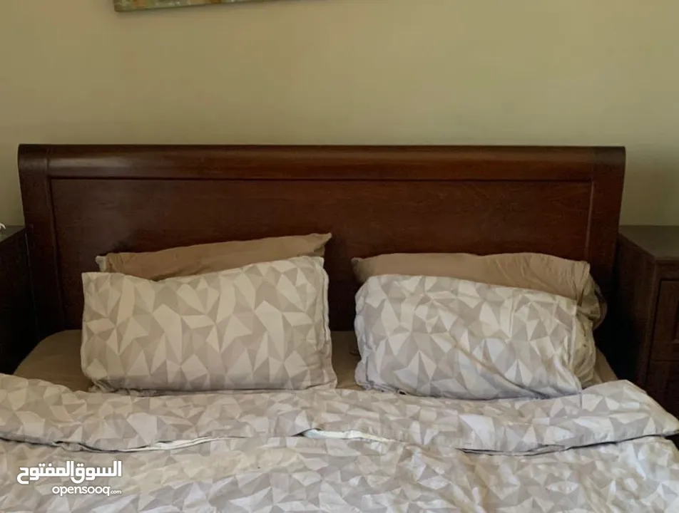 سرير خشب بني - Brown Wooden Bed