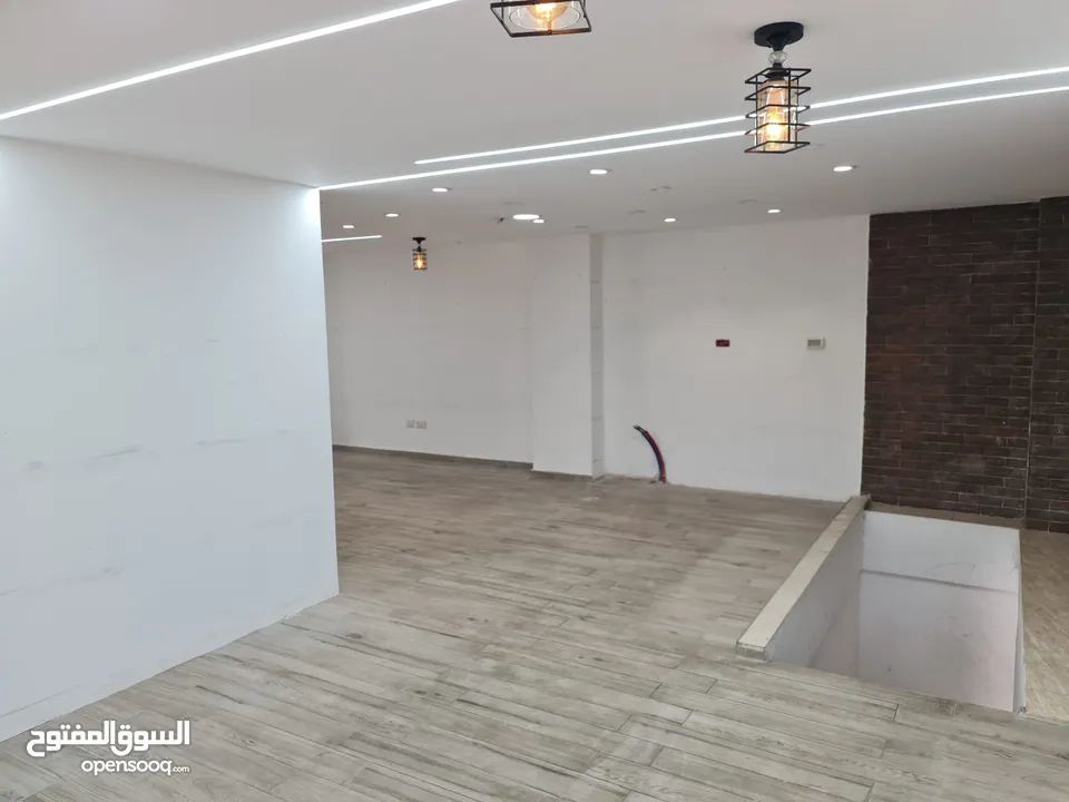 محل تجاري جاهز للايجار بالقرب من وسط البلد في مدينة الخليل مع واجهة على الشارع الرئيسي