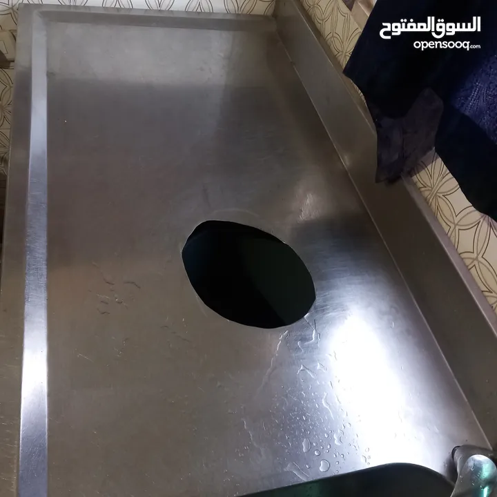 مجلى ستيلس ثقيل صناعي  ثلاجة بحاجه الى مروحة  طاوله ستيلس  غاز عين وحدة كانون كبير طول مترين عرض 40س