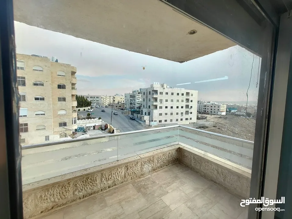 شقه اربع غرف نوم وصاله وصالون 214 متر + روف غرفه وصاله وحمام و مطبخ 60 متر مقابل اسواق الرشد