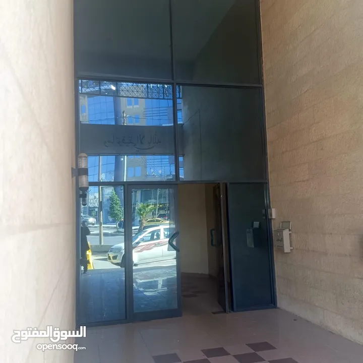 مكتب مميز مساحة 300 متر مربع للايجار بسعر مناسب
