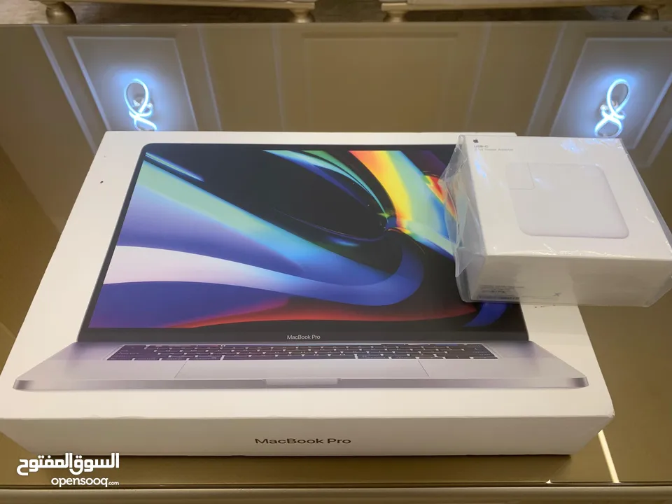 شاشة كبيرة جدا Macbook pro 16 inch  (شبه جديد مع كرتونة) شاحن جديد من ابل ومكفول بسعر مغري جدا