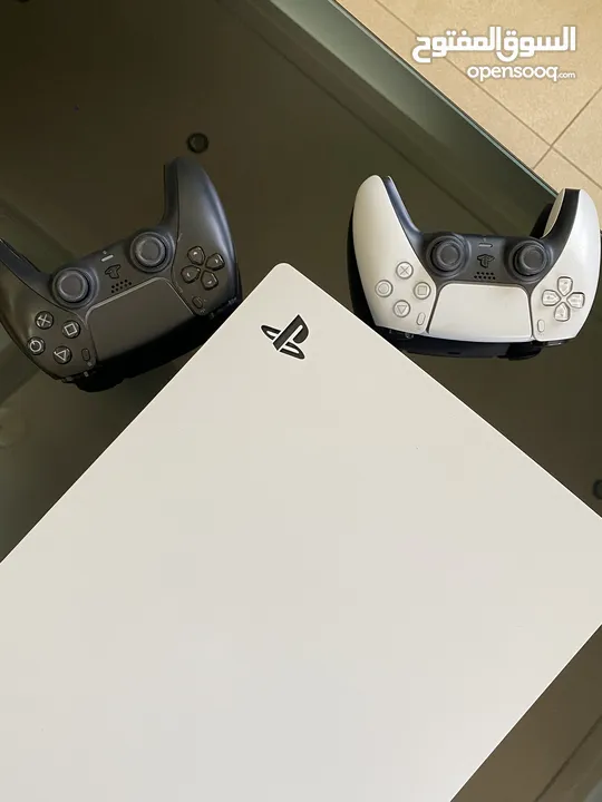 بلاي ستيشن 5 كونسل مع جهازين PS5 digital 1TB, 2 joystick